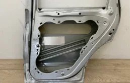 Дверь задняя правая для Volkswagen Touareg 2015 года на фотографиях