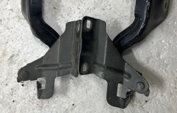 Петля капота левая для Nissan Almera 2017 года на фотографиях