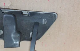 Крышка форсунки фароомывателя правая для Mercedes-Benz S class 2008 года на фотографиях