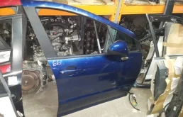 Дверь передняя правая для Peugeot 308 2012 года на фотографиях