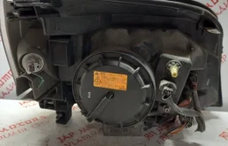 Фара левая для Nissan X-Trail 2000 года на фотографиях