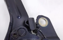 Петля капота правая для Volkswagen Tiguan 2023 года на фотографиях