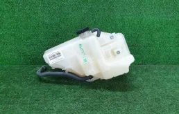 Бачок стеклоомывателя передний для Toyota Land Cruiser 2018 года на фотографиях