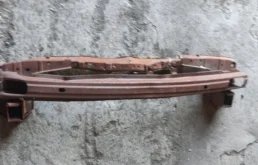 Усилитель переднего бампера для Hyundai Tucson 2004 года на фотографиях