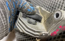 Опора двигателя передняя правая верхняя для Volvo XC90 на фотографиях