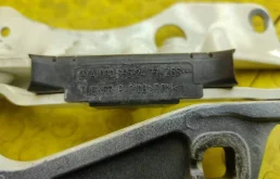 Петля капота левая для Mercedes-Benz S class 2011 года на фотографиях