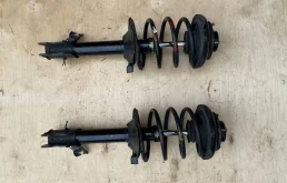 Амортизатор передний правый для Nissan X-Trail 2001 года на фотографиях