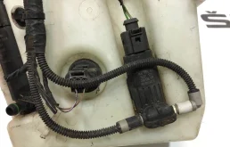 Бачок стеклоомывателя передний для Skoda Octavia 2010 года на фотографиях