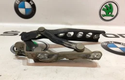 Петля капота правая для Skoda Octavia 2010 года на фотографиях