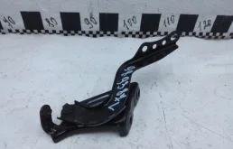 Петля капота левая для Toyota RAV4 2024 года на фотографиях