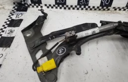 Петля капота левая для Audi Q5 2010 года на фотографиях