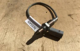 Лямбда-зонд (верхний) для Nissan X-Trail на фотографиях