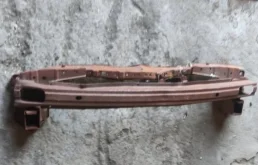 Усилитель переднего бампера для Hyundai Tucson 2004 года на фотографиях