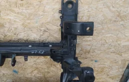 Подрамник двигателя для Suzuki Grand Vitara 2006 года на фотографиях