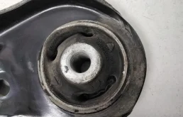 Качающийся рычаг левый для Volkswagen Polo 2009 года на фотографиях