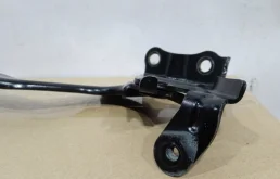 Петля капота правая для Toyota RAV4 2018 года на фотографиях