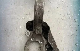 Кулак поворотный левый для Audi A6 2008 года на фотографиях