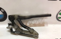 Петля капота правая для Skoda Octavia 2010 года на фотографиях