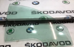 Стекло двери переднее правое для Skoda Octavia 2010 года на фотографиях