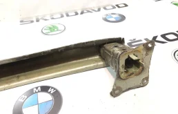 Усилитель заднего бампера для Skoda Octavia 2009 года на фотографиях