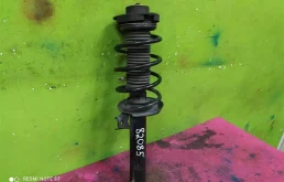 Амортизатор передний правый для Volkswagen Tiguan 2012 года на фотографиях