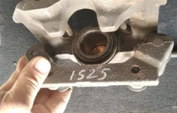 Суппорт задний правый для Lexus IS 2010 года на фотографиях