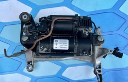 Компрессор пневмоподвески задний для Volkswagen Touareg 2004 года на фотографиях