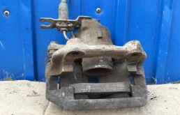 Суппорт передний правый для Audi A4 на фотографиях