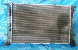 Радиатор охлаждения ДВС для Audi A4 2014 года на фотографиях