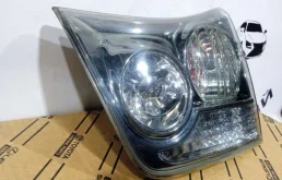 Фонарь внутренний правый для Lexus RX 2005 года на фотографиях