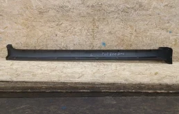 Накладка порога левая для Toyota Land Cruiser 2008 года на фотографиях