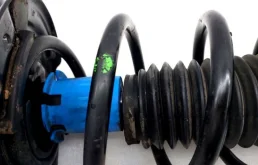 Амортизатор передний левый для Nissan Qashqai 2019 года на фотографиях