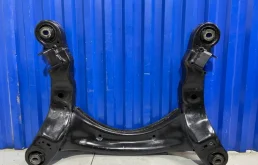 Подрамник двигателя для Audi A6 2008 года на фотографиях