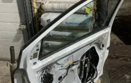 Дверь (в сборе) передняя правая для Volkswagen Polo 2010 года на фотографиях