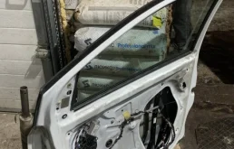 Дверь (в сборе) передняя правая для Volkswagen Polo 2010 года на фотографиях