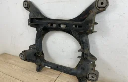 Подрамник двигателя для Volkswagen Touareg 2015 года на фотографиях