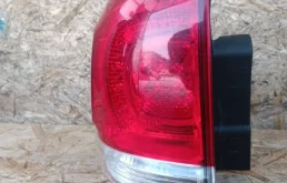 Фонарь внешний левый для Toyota Land Cruiser 2008 года на фотографиях