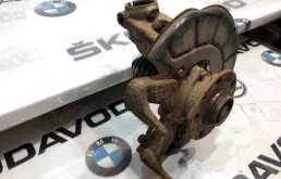 Кулак поворотный левый для Skoda Octavia 2006 года на фотографиях