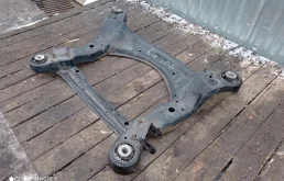 Подрамник двигателя для Audi A6 2008 года на фотографиях