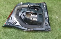 Фонарь внутренний левый для Toyota Land Cruiser 2021 года на фотографиях