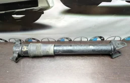 Амортизатор задний левый для Mercedes-Benz M class 2006 года на фотографиях