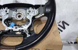 Руль для Toyota Land Cruiser 2021 года на фотографиях