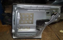 Дверь задняя правая для Volkswagen Touareg 2006 года на фотографиях