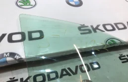 Стекло двери переднее правое для Skoda Octavia 2010 года на фотографиях