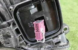 Крышка форсунки фароомывателя левая для Mercedes-Benz C class на фотографиях