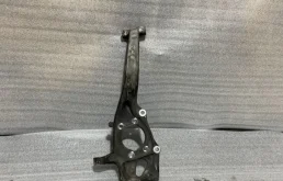 Кулак поворотный правый для Audi A6 2010 года на фотографиях