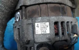 Генератор для Nissan X-Trail 2002 года на фотографиях