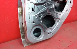 Накладка на дверь задняя правая для Hyundai Solaris 2010 года на фотографиях