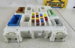 Блок предохранителей салона для Ford Focus 2011 года на фотографиях