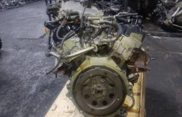 Двигатель для Nissan Pathfinder 2000 года на фотографиях